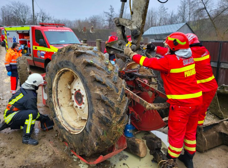 A scăpat nevătămat după ce s-a răsturnat tractorul peste el! 5 tractor