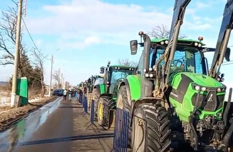 VIDEO Fermierii și transportatorii continuă să blocheze Vama Siret!