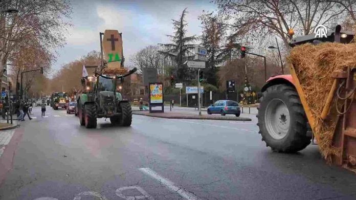 Fermierii au luat cu asalt capitala: 350 de tractoare la Arcul de Triumf din Paris!