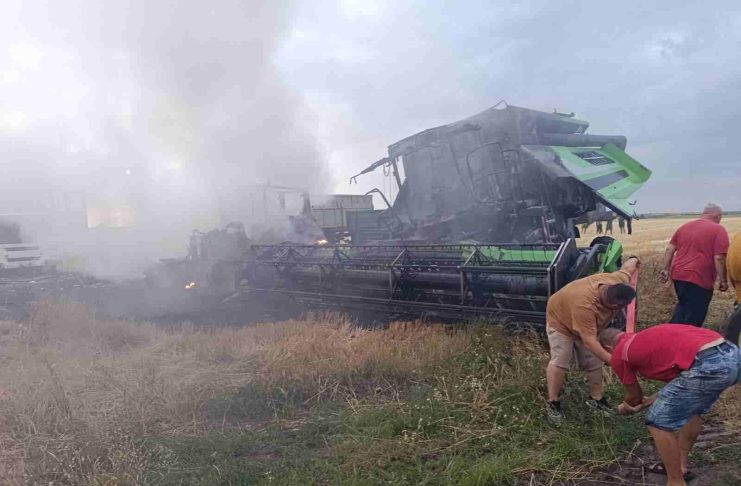 Fermier lovit de năpastă: i-au luat foc combina, două tractoare și un tir!