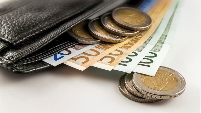 Fonduri europene pentru micii fermieri: 50.000 EURO/fermă în 2025 2 fonduri europene si subventii pentru legumicultori ajutor de stat PNS plata finala APIA start-up nation subventia IMM scheme de sprijin finantare APIA micii fermieri tinerii fermieri investalim plata la hectar subventie achizitia de utilaje instalarea tinerilor fermieri subventii APIA MADR, ajutor de minimis,