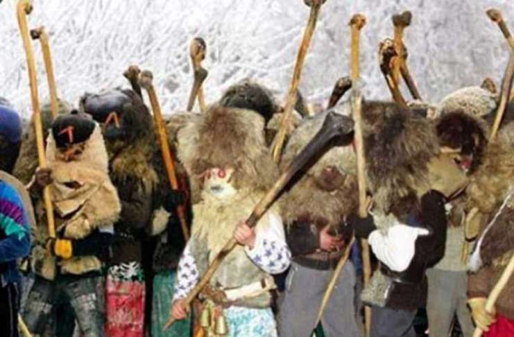 Zeci de bâte, agitate pe ulițele satului. Jandarmii sunt în alertă