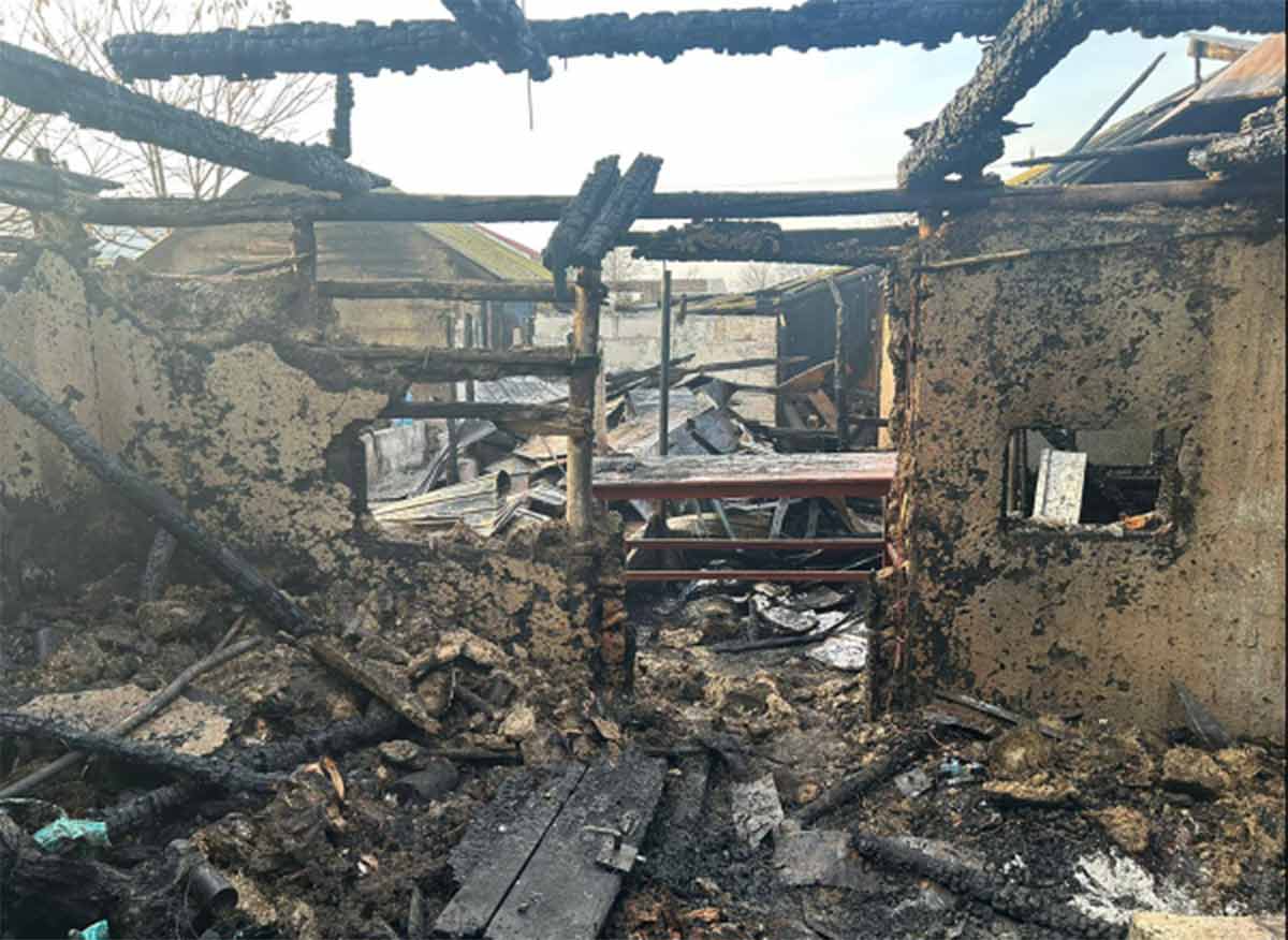 Primar rămas pe drumuri după ce i-a ars locuința! Reacția locuitorilor comunei 2 Incendiu casa primar Padina 2