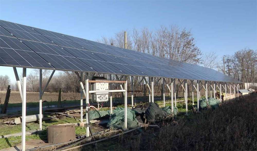 Face concurență supermarketurilor, cu legume proaspete și verdețuri în plină iarnă 11 Panouri fotovoltaice ferma