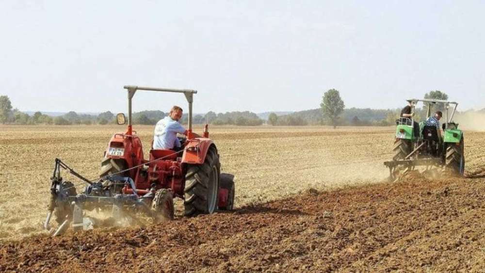 fermieri un tractor pe ferma rabla pentru tractoare