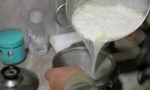 Secretul fermierului care produce cea mai scumpă brânză din lume, vândută cu un preț exorbitant Actualitate brânză