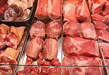 Firmă de procesare a cărnii închisă din cauza mizeriei!