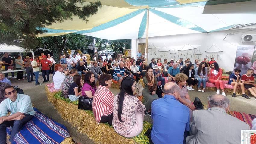 Roșiile cu gust de odinioară, în centrul atenției la SCDL Buzău. Un nou soi bicolor de tip „Inimă de bou” a atras toate privirile 4 Roșiile cu gust de odinioară, în centrul atenției la SCDL Buzău. Un nou soi bicolor de tip „Inimă de bou” a atras toate privirile Roșiile cu gust de odinioară, în centrul atenției la SCDL Buzău. Un nou soi bicolor de tip „Inimă de bou” a atras toate privirile Evenimente roșii