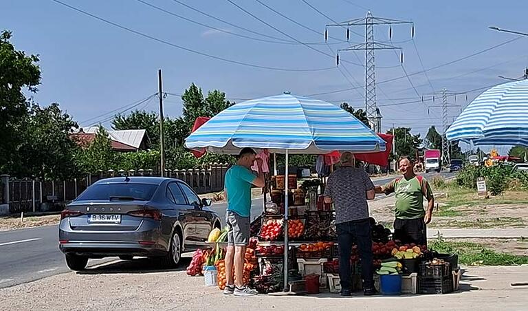 Micii producători schimbă strategia: Comerțul din piețe s-a mutat în fața porții 2 Micii producători schimbă strategia: Comerțul din piețe s-a mutat în fața porții Micii producători schimbă strategia: Comerțul din piețe s-a mutat în fața porții Actualitate piețe,în fața porții
