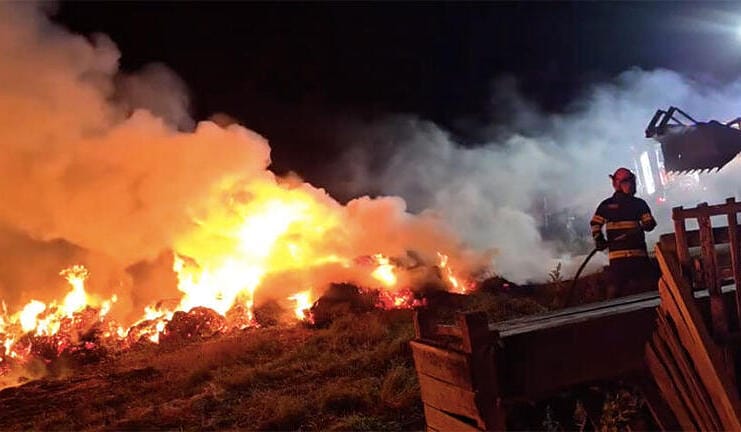 Foc pus intenționat la fermă! O Peste 80 tone de furaje mistuite și o stână salvată cu greu din calea flăcărilor!