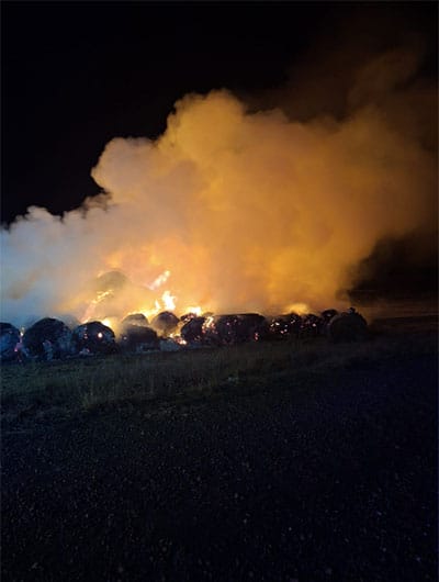 Foc pus intenționat la fermă! O Peste 80 tone de furaje mistuite și o stână salvată cu greu din calea flăcărilor! Actualitate foc pus intenționat