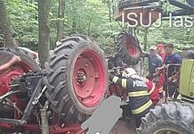 Zăcea sub utilaj după ce s-a răsturnat cu tractorul în pădure. Misiune de salvare contra cronometru