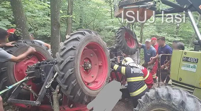 Zăcea sub utilaj după ce s-a răsturnat cu tractorul în pădure. Misiune de salvare contra cronometru